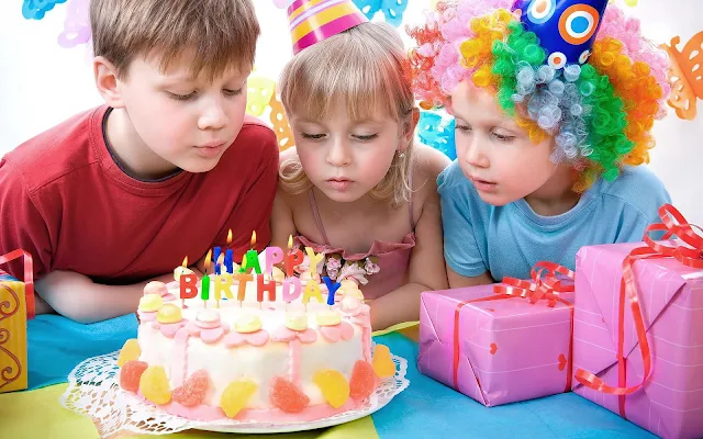 foto verjaardag kinderen taart feest cadeaus