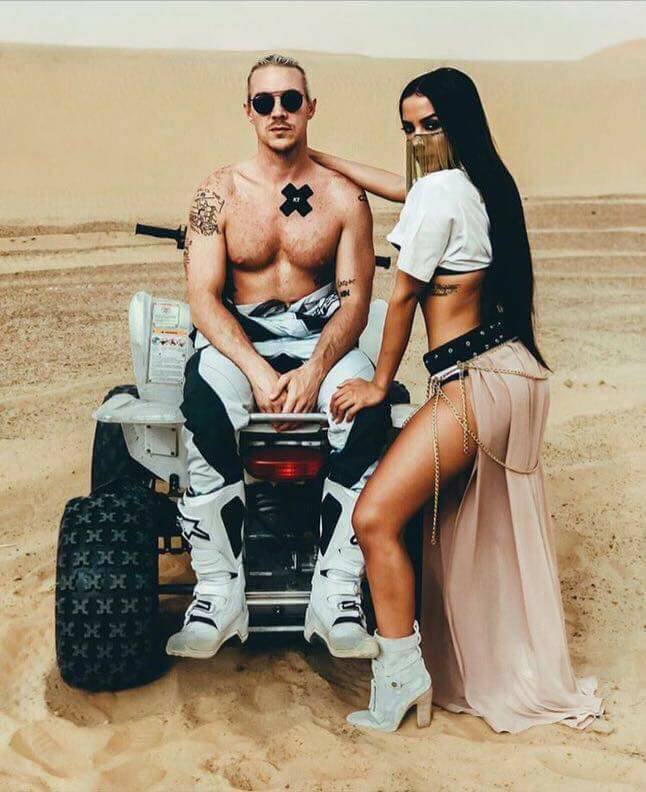 Pabllo Vittar está sensualizando no deserto com Anitta Pabllo Vittar está sensualizando no deserto com Anitta