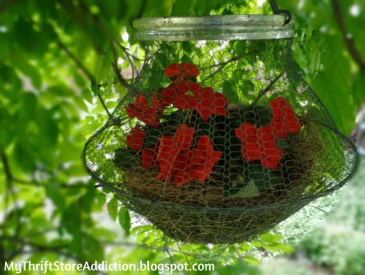 Repurposed vintage egg basket planter filled with colorful impatiens: mythriftstoreaddiction.blogspot.com Repurposed vintage egg basket planter