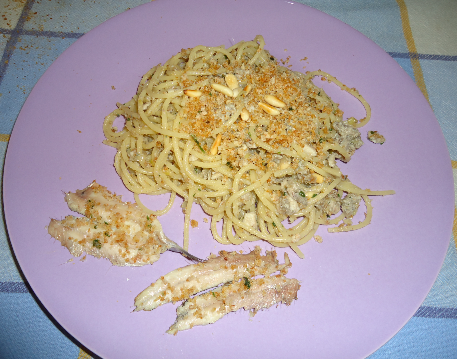 Spaghetti con sarde fresche e briciole di pane integrale
