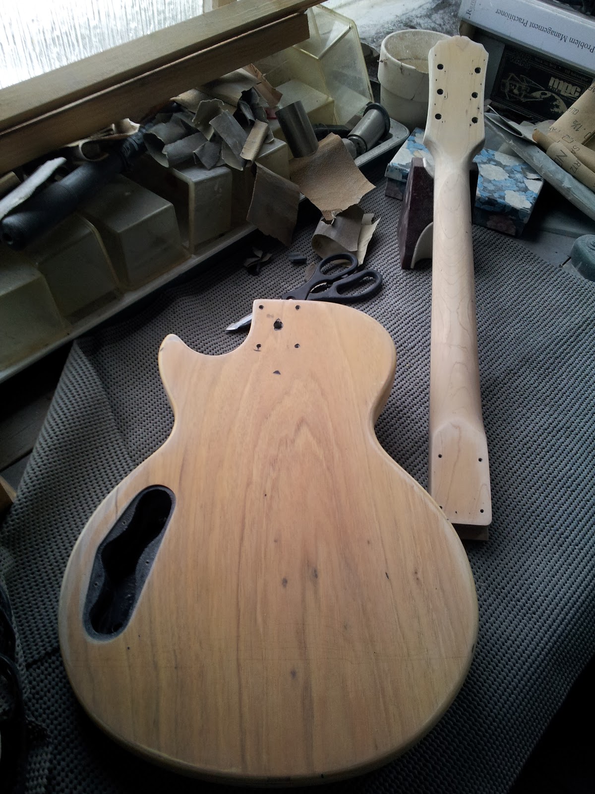 DLP Guitars Epiphone Les Paul Special Model 4 Sanding, Sanding and