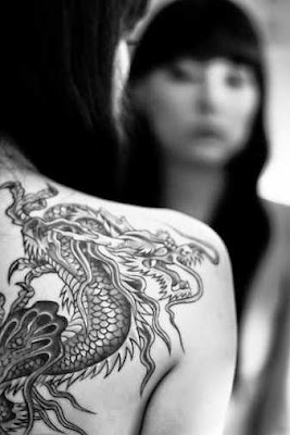 Mujer con tatuaje de dragón Mujer con tatuaje de dragón