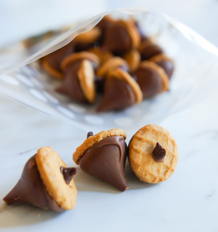 Chocolate Peanut Butter Acorns | the easiest fall treat!