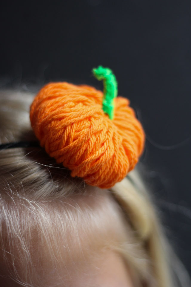 Make this cute Halloween pumpkin headband in 5 minutes with yarn! Make this cute Halloween pumpkin headband in 5 minutes with yarn!