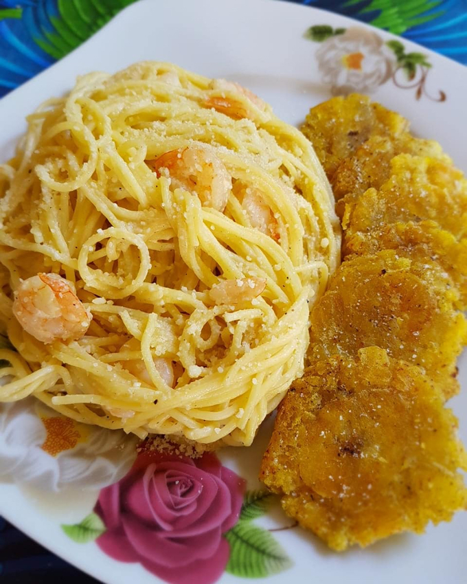 Comida del mediodía: Pasta con camarones y tostones Comida del mediodía: Pasta con camarones y tostones