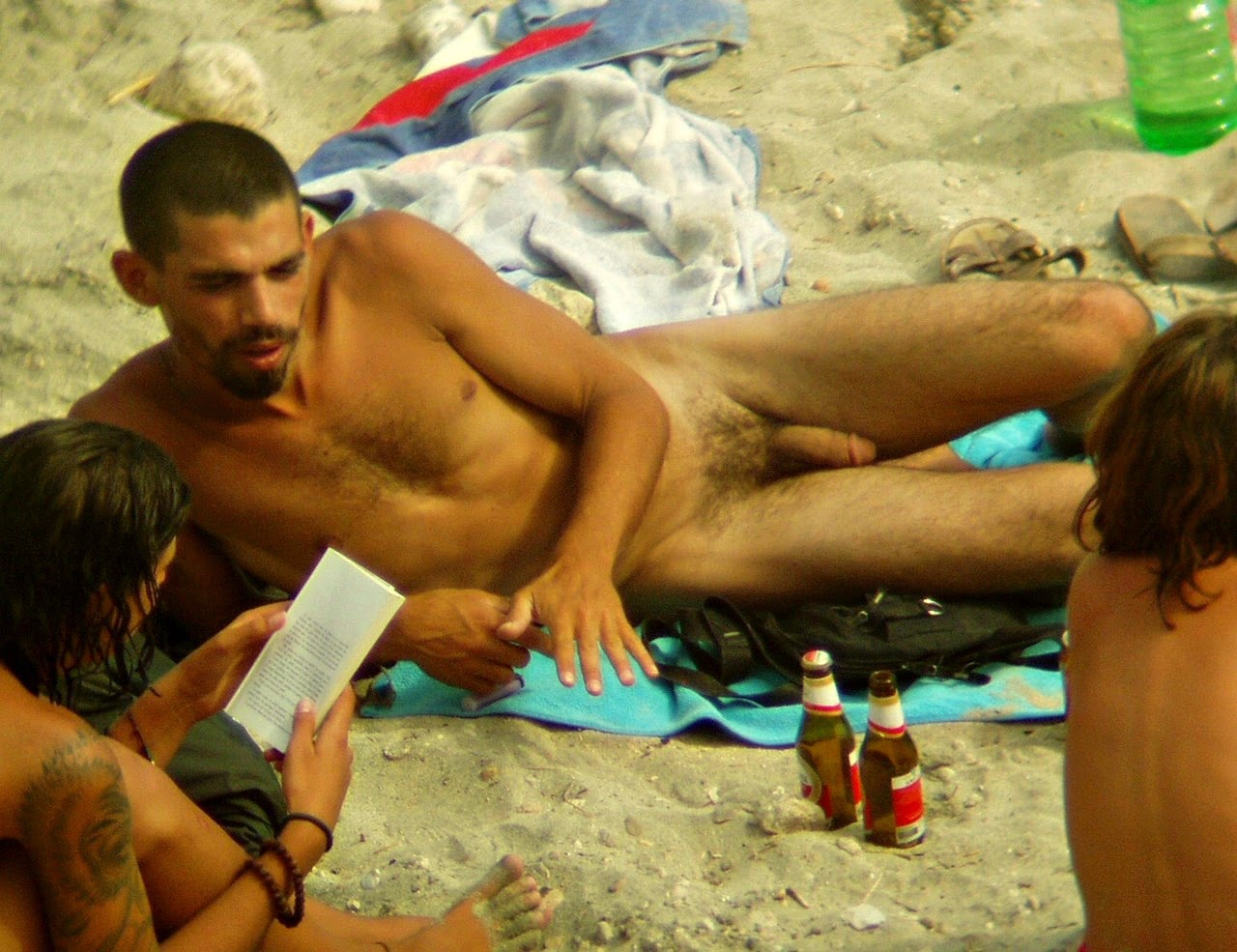 мужики на пляже отдыхают голыми фото 114