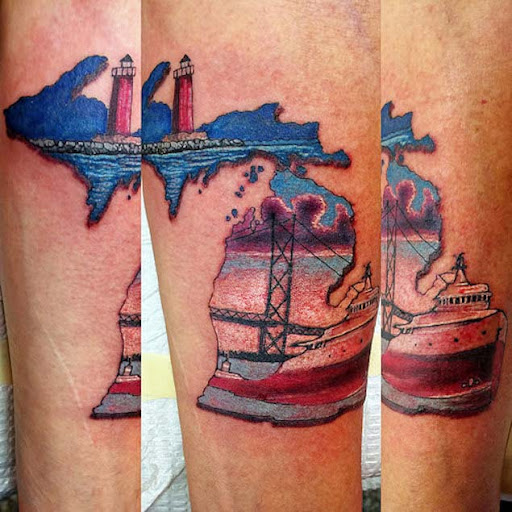 Este colorido mackinac bridge tatuagem