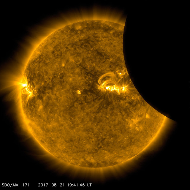 Đài Quan sát Động lực học Mặt Trời (Solar Dynamics Observatory - SDO) của NASA ghi lại chi tiết bề mặt Mặt Trời vào khoảnh khắc Mặt Trăng đang dần che khuất. Hình ảnh: NASA/SDO. Đài Quan sát Động lực học Mặt Trời (Solar Dynamics Observatory - SDO) của NASA ghi lại chi tiết bề mặt Mặt Trời vào khoảnh khắc Mặt Trăng đang dần che khuất. Hình ảnh: NASA/SDO.