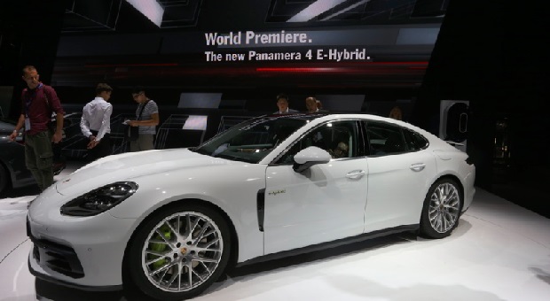 Porsche Panamera Hybrid V8 Tembus 310 Km/Jam