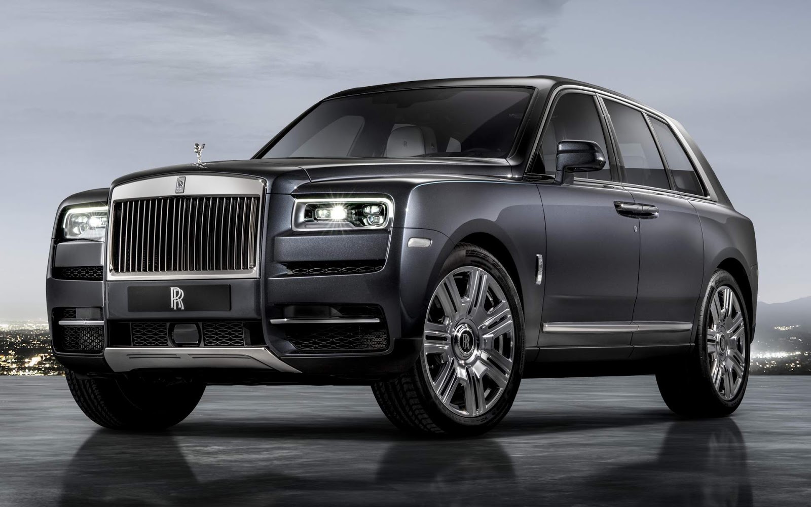 Rolls Royce Cullinan fotos e especificações oficiais SUV