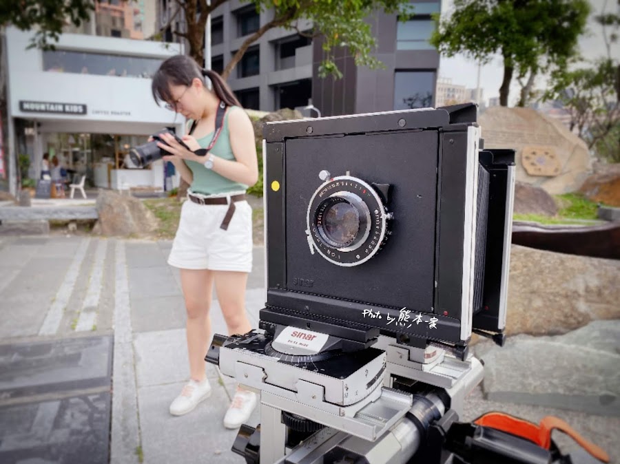 台北街頭巧遇古董蛇腹相機瑞士製Sinar 4x5 拍攝作業 台北街頭巧遇古董蛇腹相機瑞士製Sinar 4x5底片大片幅相機拍攝作業