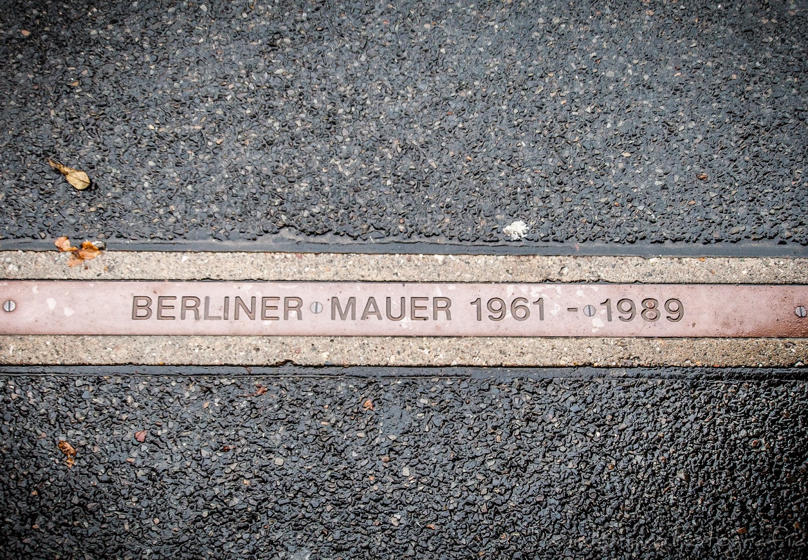 Berlín, muro de Berlín, ladrillos, suelo, huella muro de Berlín, bicicletas, Berlin