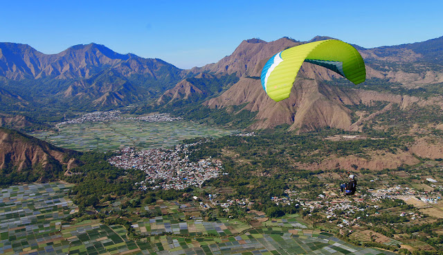 Paralayang Dari Bukit Pergasingan, Sembalun