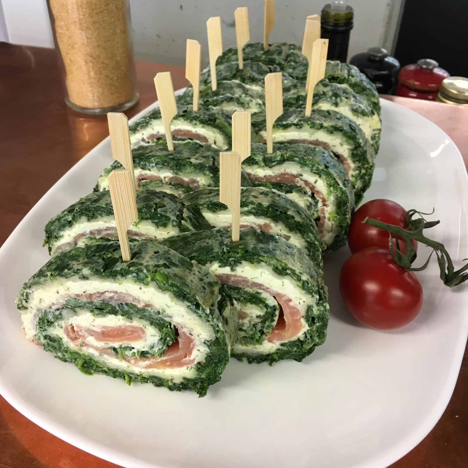 Fingerfood: Spinat-Frischkäse-Rolle mit Lachs