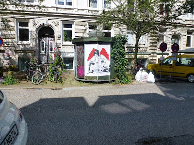 öffentliche Bedürfnisanstalt in Hamburg mit Paste Up
