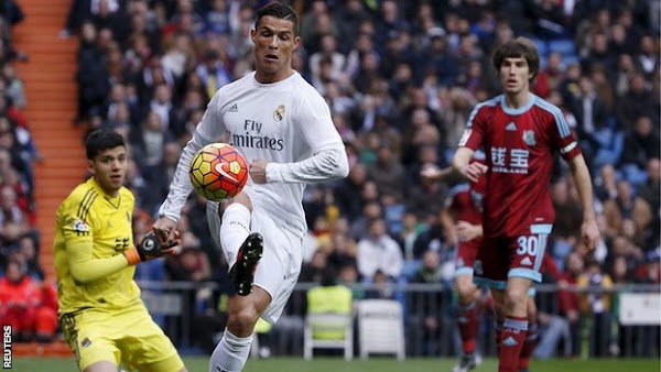 El Real Madrid gana con ayuda del árbitro a la Real Sociedad (3-1)