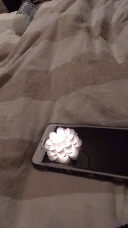 9. The reflection of the lamp in the phone screen looks like 3D