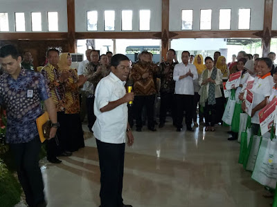 WARGA SRAGEN DAPAT BANSOS PANGAN RASTRA OLEH MENTERI SOSIAL