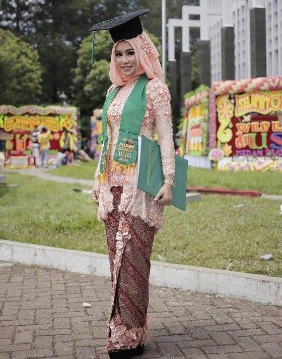  kebaya modern berjilbab remaja untuk menghadiri wisuda 