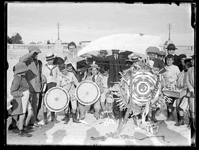 Concurso de cometas en playa Ramirez en el año 1916