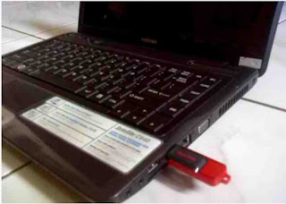 Memasukkan flash disk ke laptop
