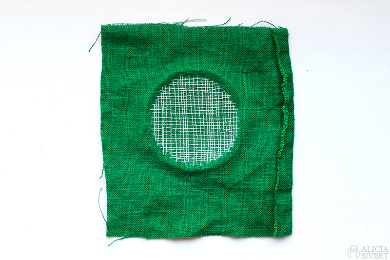 Oregelbunden bottensöm, broderi av Alicia Sivertsson. / Embroidery by Alicia Sivertsson.