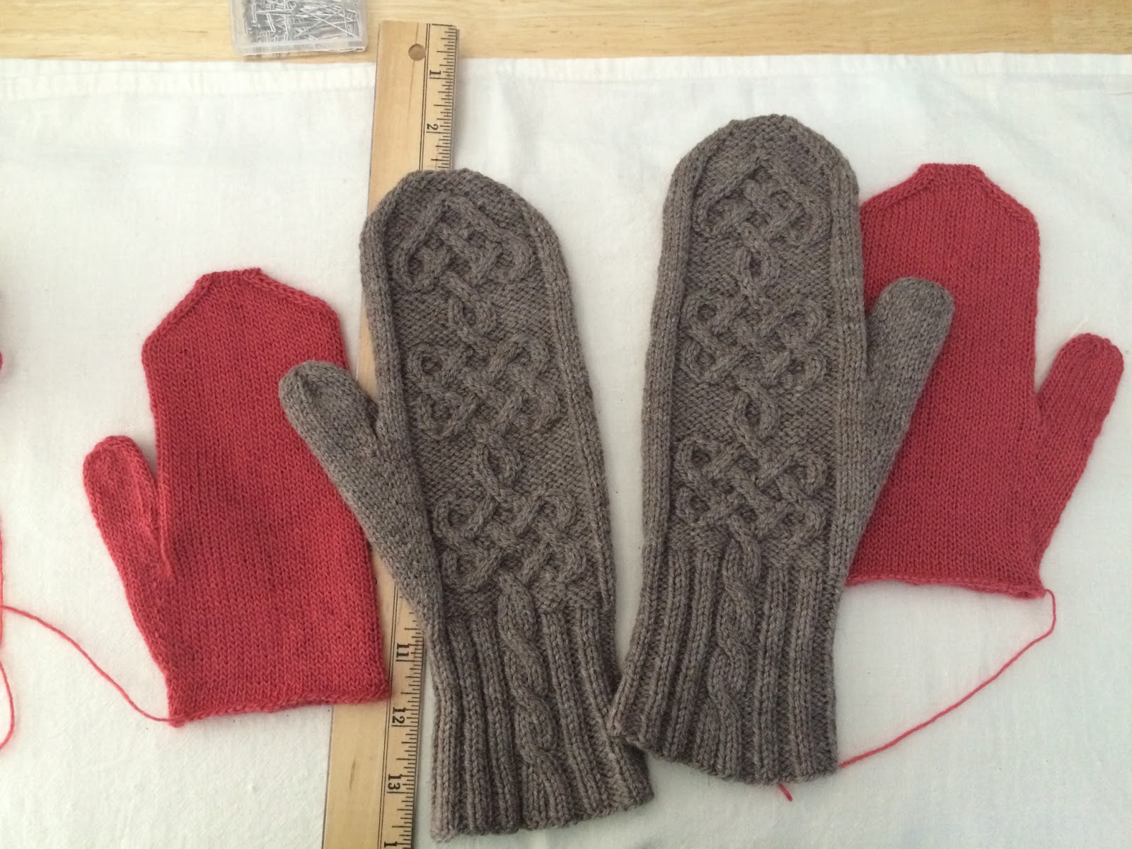 Зимняя одежда карточки для детей в детском саду. Вязаные перчатки без пальцев. Части варежки. Митенки зимние женские. Перчатки варежки.