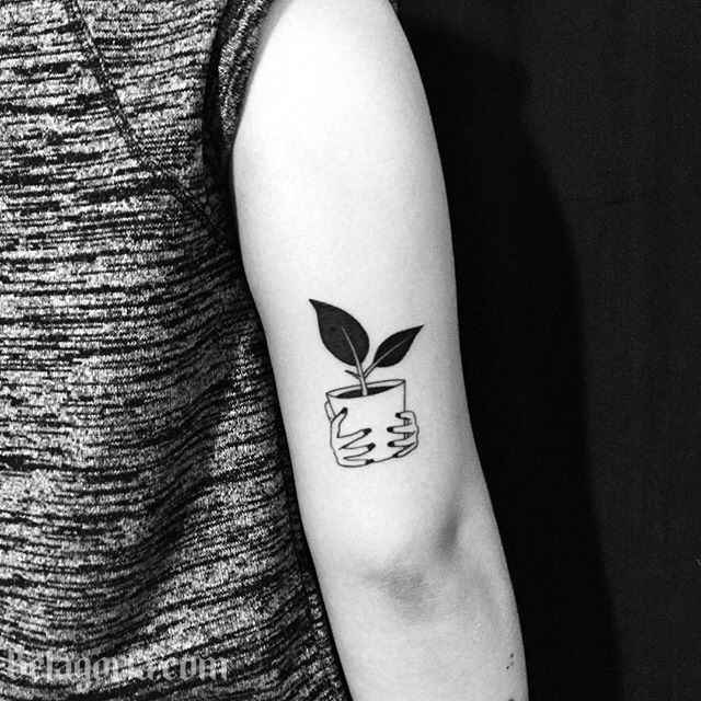 una chica con tatuajes sencillos