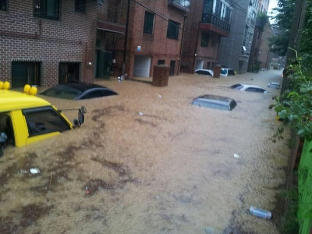 Calle inundada en el distrito Sillim de Seúl