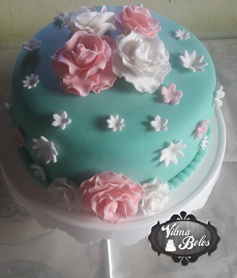 Bolos e Docinhos para Uberlândia e Região Bolo com cobertura de Pasta