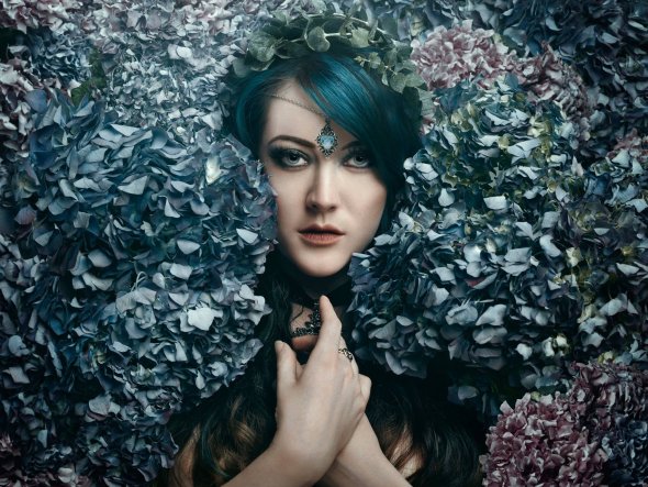 As surreais fotografias fashion com mulheres envoltas em flores de Bella Kotak Bella Kotak 500px arte fotografia fashion surreal mulheres modelos flores magia beleza