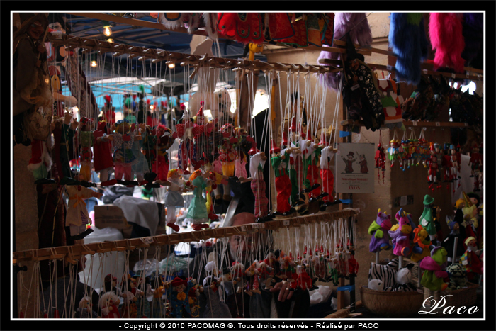 vente de marionettes sous les arcades de la place Ducale, lors du festival mondial des théâtres marionnettes de charlevilles mezières