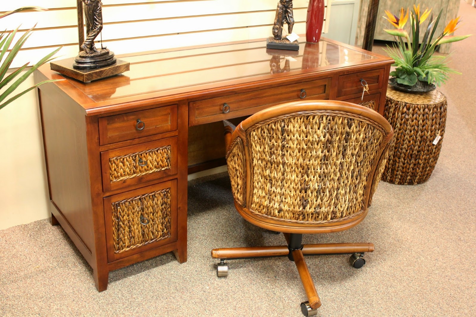 Picture & Accessory Outlet New Desks