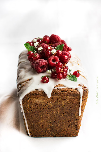 Strawberry and Redcurrant Loaf Cake {Torta al Limone con Fragole e Ribes Rossi}