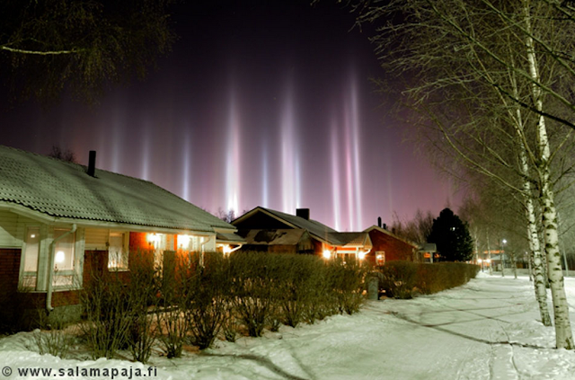 Hiện tượng quang học Light pillar - Cột sáng ở thành phố Uleåborg, nước Phần Lan. Tác giả hình : Thomas Kast. Hiện tượng quang học Light pillar - Cột sáng ở thành phố Uleåborg, nước Phần Lan. Tác giả hình : Thomas Kast.