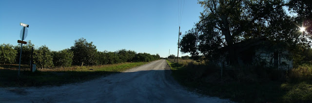 Calles de tierra entre los naranjales y las viejas casas Jefferson Aleman