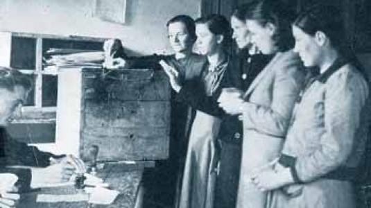 
Οι Ελληνίδες ψηφίζουν πρώτη φορά 1930
