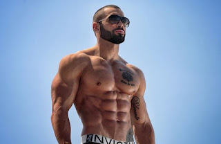Suplementación para ganar masa muscular Hombre con abdominales marcados posando