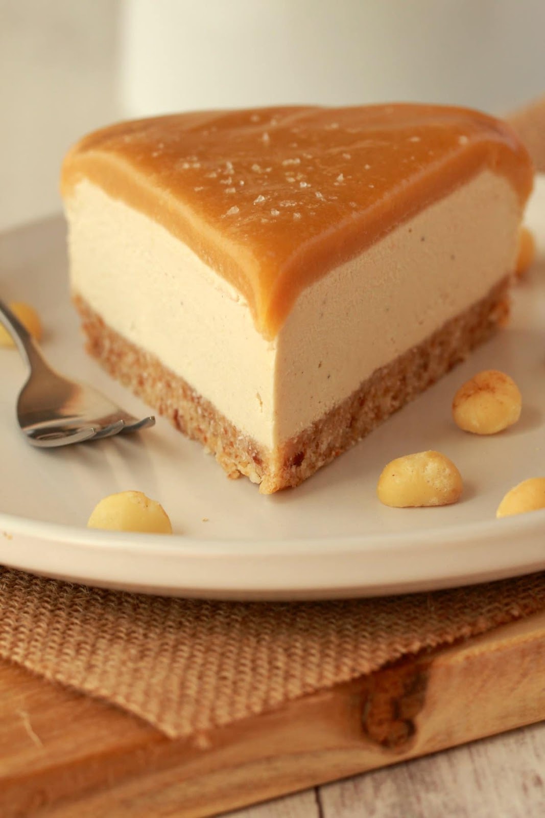 VEGAN CHEESECAKE WITH SALTED CARAMEL FUDGE SAUCE ide resep mudah