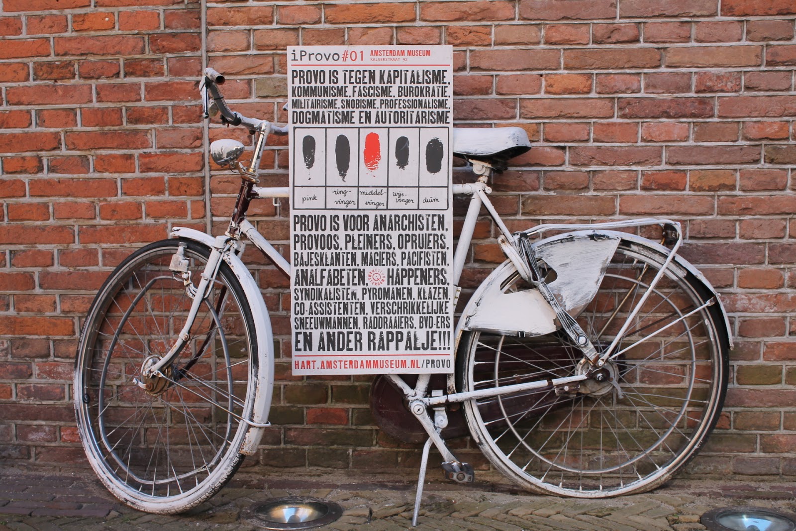 Eindeloze Omwentelingen: Amsterdam: witte fietsen