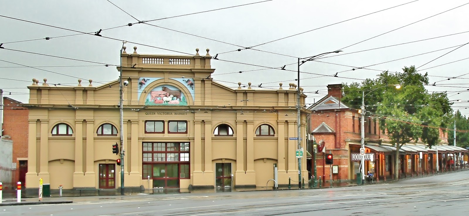 Neben lebensmittel gibt es auch eine eigene halle für allerelei stände