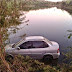 REGIÃO / MAIRI: Motorista perde o controle do carro e cai dentro de aguada.