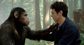 человек и обезьяна глядят друг другу в глаза положив руки на плечи