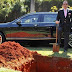 Il enterre une voiture d’un million de dollars pour une raison vraiment brillante!