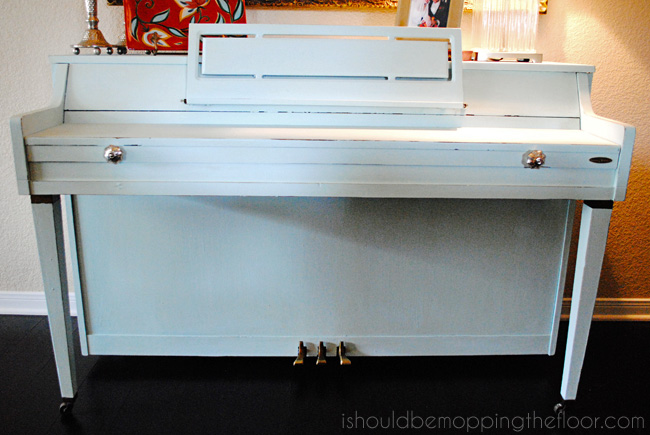 Chalk-Painted Piano {Re-Invented & Re-Styled}. Includes full tutorial and simple chalk paint recipe.