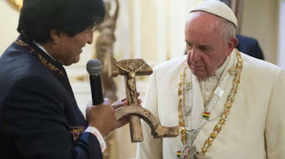 el cristo comunista de Evo Morales como regalo al Papa Francisco