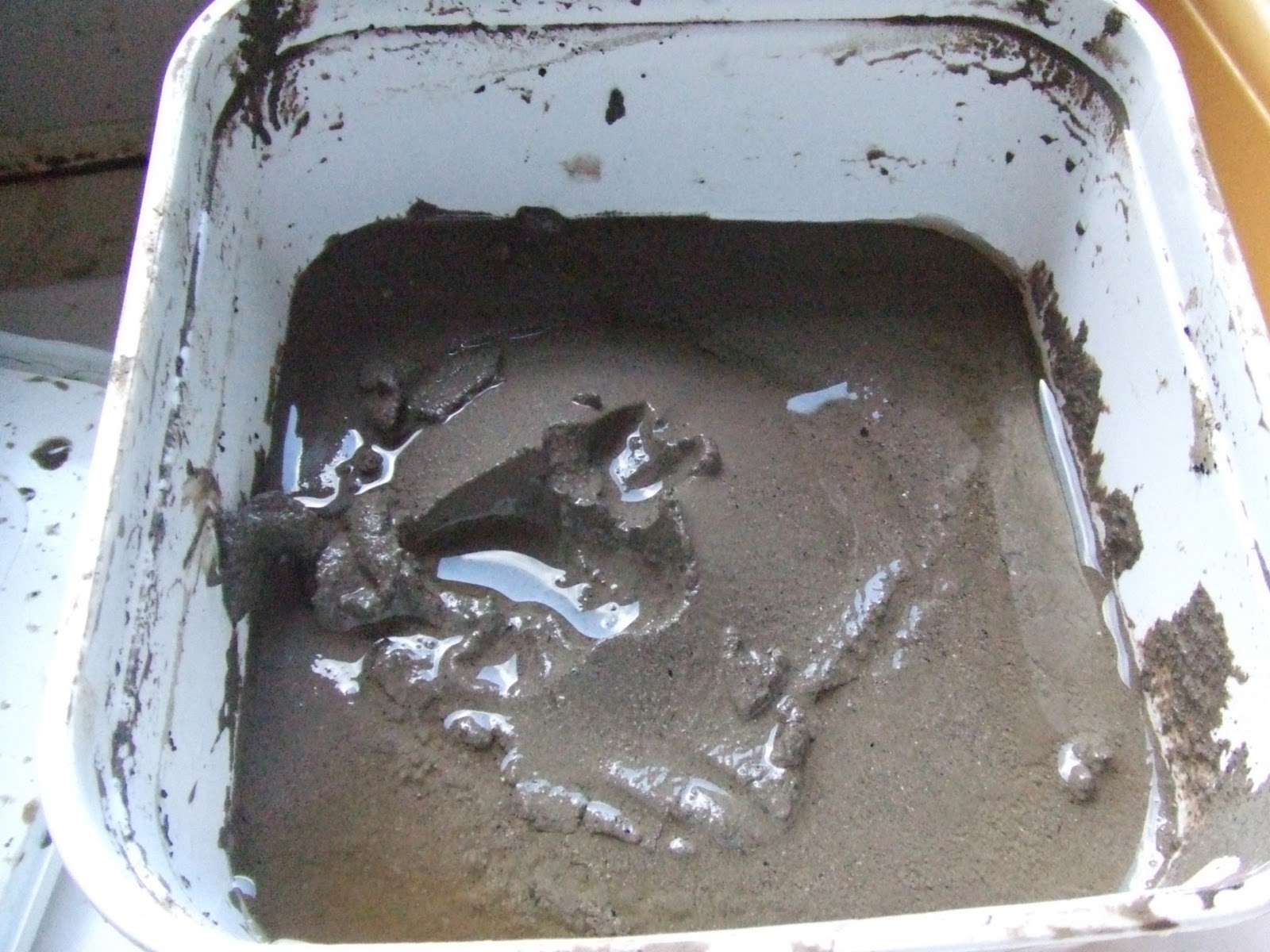 Troc, Broc and Recup' Washing clothes with wood ash the old French way