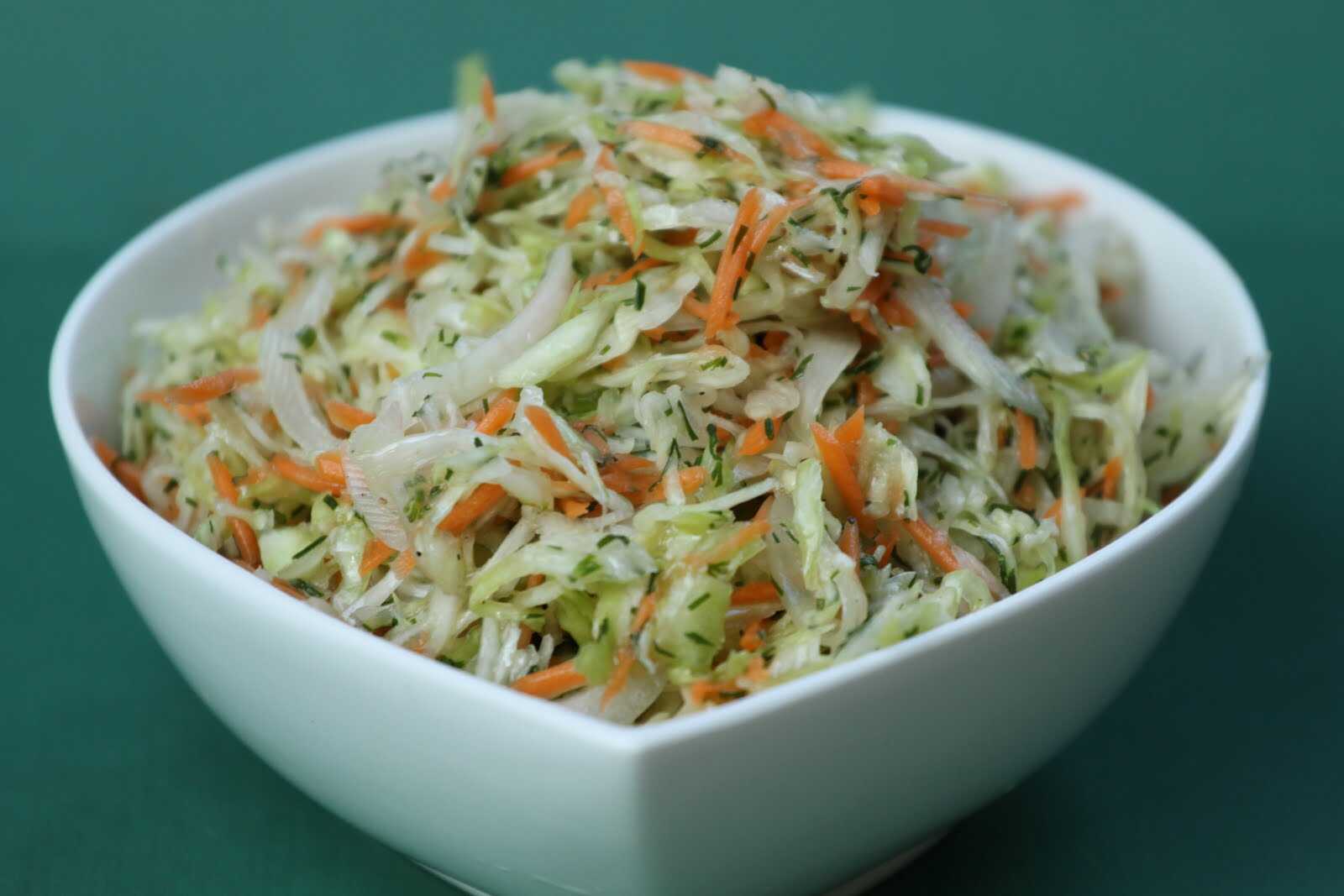 Лоба салат. Салат из капусты. Салат витаминный. Капустный салат. Салат с капустой и морковкой.