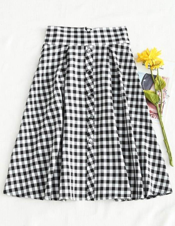 Saia midi plissada super fofa com estampa quadriculada em tons de preto e branco. Fica linda na primavera com uma blusinha leve e discreta!