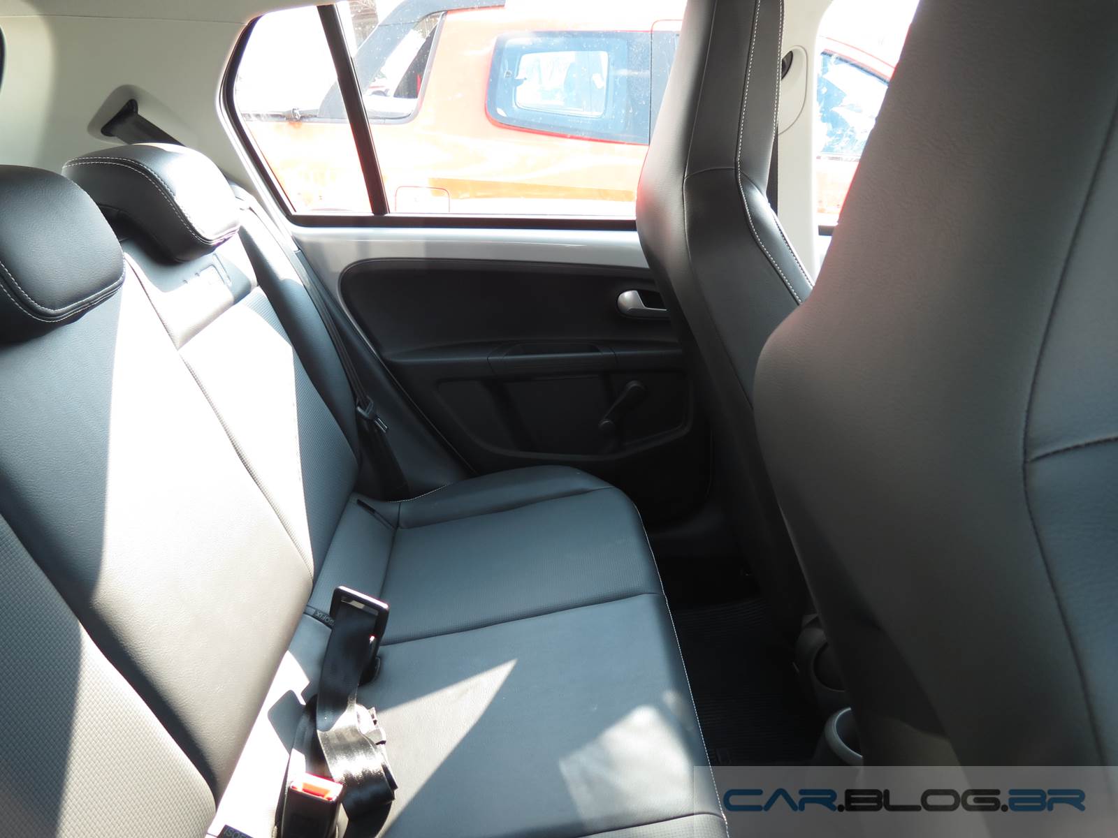 Novo Ford KA x Volkswagen up! - interior